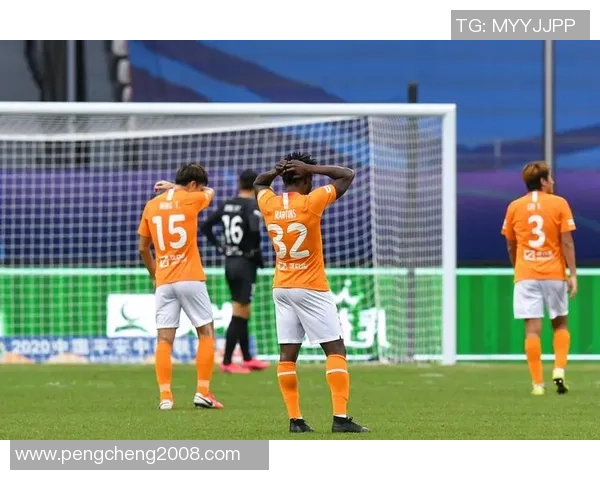 天津松江迎战武汉卓尔力争主场胜利展现球队实力与斗志